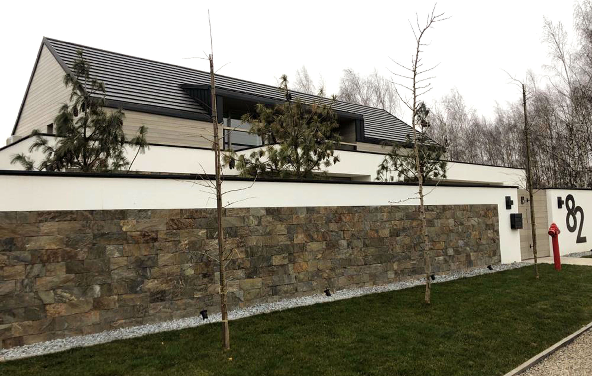 Kamień elewacyjny cięty czterostronnie szerokość 15 cm (ok. 393 zł brutto/m2)