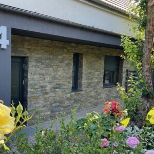 Kamień elewacyjny cięty czterostronnie szerokość 8 cm (ok. 393 zł brutto/m2)