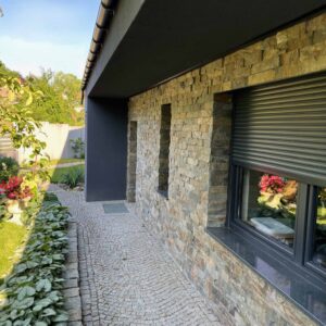 Kamień elewacyjny cięty czterostronnie szerokość 8 cm (ok. 393 zł brutto/m2)