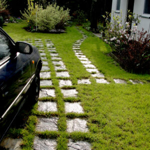 Kamień ścieżkowy cięty czterostronnie szerokość 20 cm (ok. 533 zł brutto/m2)