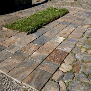 Kamień ścieżkowy cięty czterostronnie szerokość 30 cm (ok. 533 zł brutto/m2)